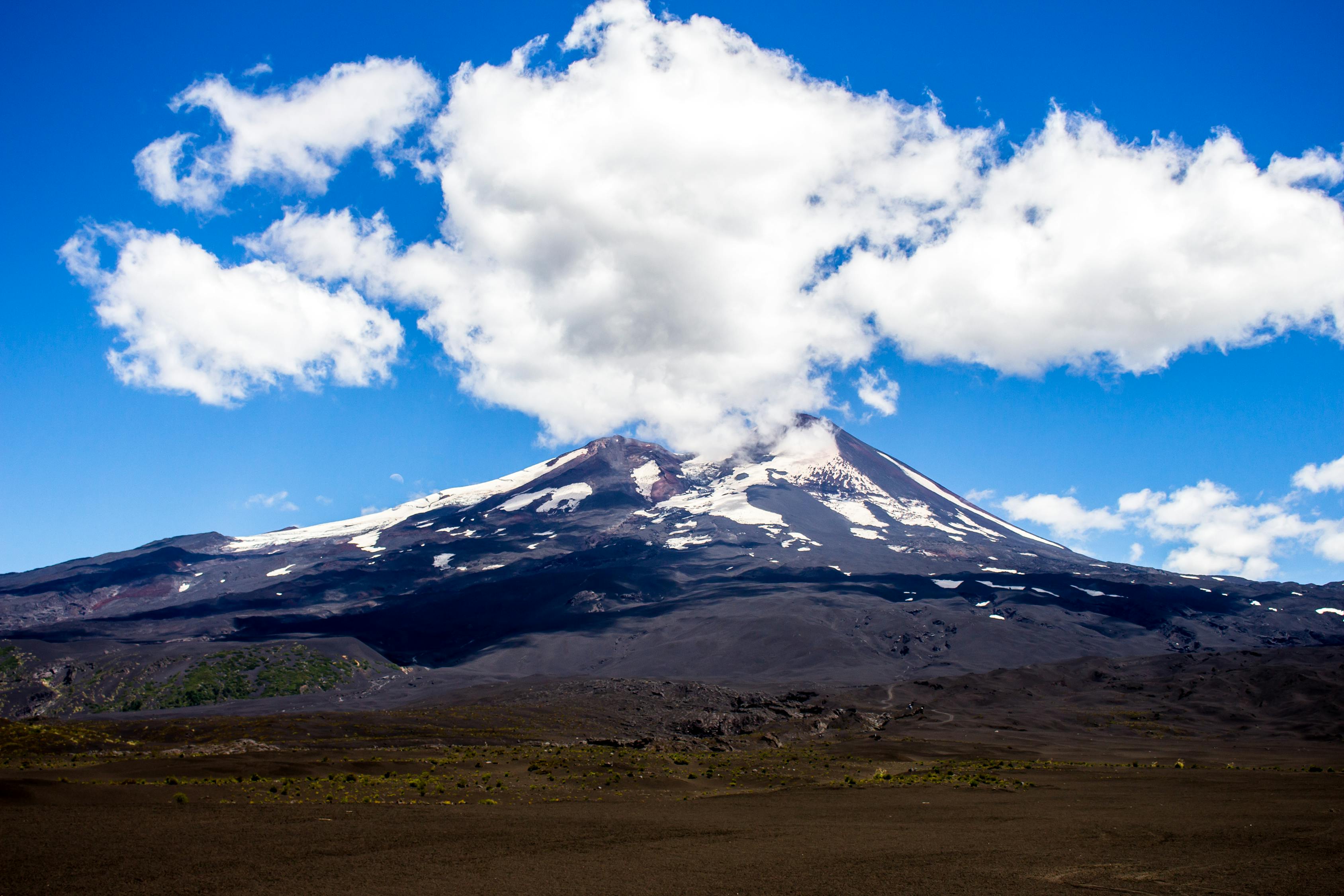 日本火山喷发灰柱高达3400米，自然力量的震撼展现